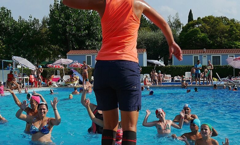 Wassergymnastik für Senioren [Bildinhalt mit KI erstellt]