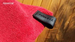Towell + Der Magnetclip in der Halterungslasche sorgt dafür das man das Sporthandtuch an einem Haken oder aber auch an einer mettalischen Oberfläche aufhängen kann. Towell + Der Magnetclip in der Halterungslasche sorgt dafür das man das Sporthandtuch an einem Haken oder aber auch an einer mettalischen Oberfläche aufhängen kann.