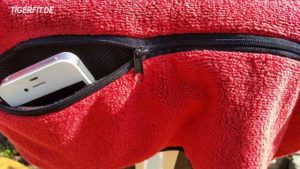 Die nützliche Tasche auf der Rückseite ist via Reissverschluss verschliessbar. Der schnelle Zugriff auf das Handy ist ohne weiteres möglich. Die nützliche Tasche auf der Rückseite ist via Reissverschluss verschliessbar. Der schnelle Zugriff auf das Handy ist ohne weiteres möglich.